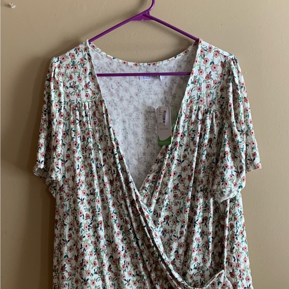 New with Tags Reitmans signature flowy blouse - Picture 2 of 6